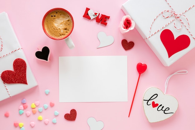 Photo gratuite papier pour la saint-valentin avec café et présent