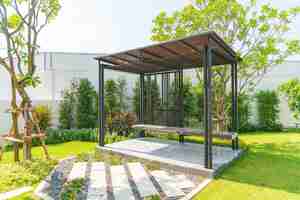 Photo gratuite pavillon vide dans le jardin