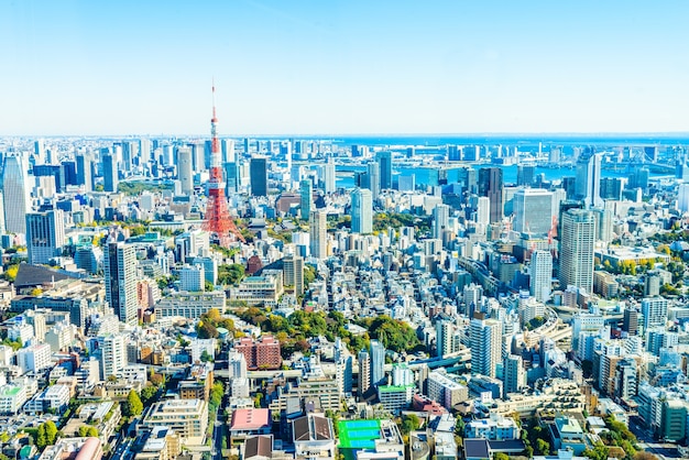 Photo gratuite paysage urbain fantastique avec des gratte-ciel et les arbres