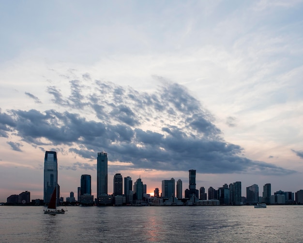 Photo gratuite paysage urbain avec de grands bâtiments et de l'eau