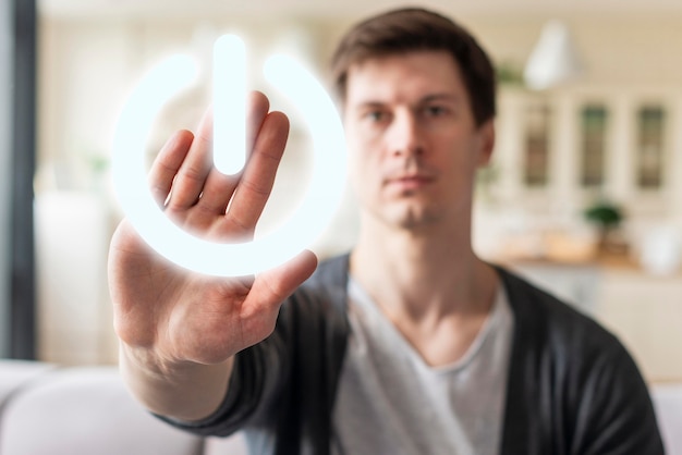 Personne appuyant sur le bouton d'alimentation