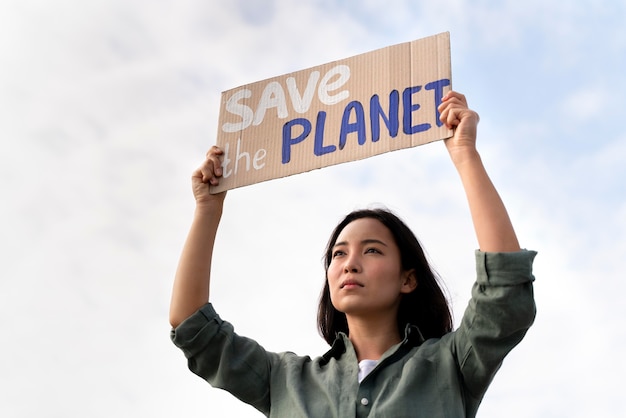 Photo gratuite personne qui proteste contre le changement climatique