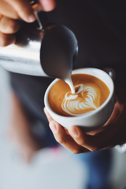 Photo gratuite personne servant une tasse de café