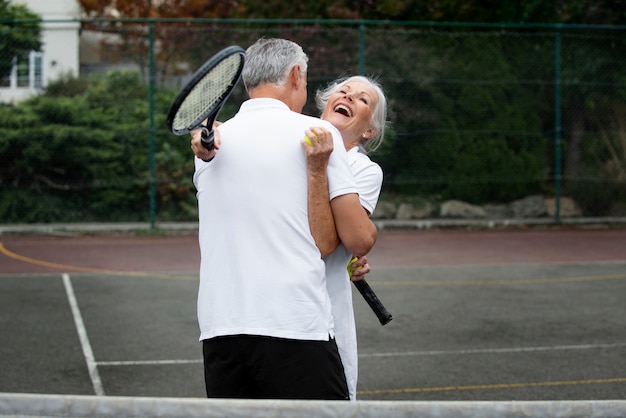 Photo gratuit personnes ayant une activité de retraite heureuse