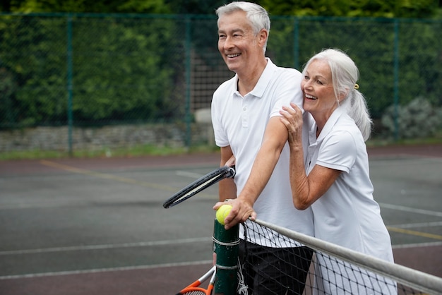 Photo gratuit personnes ayant une activité de retraite heureuse