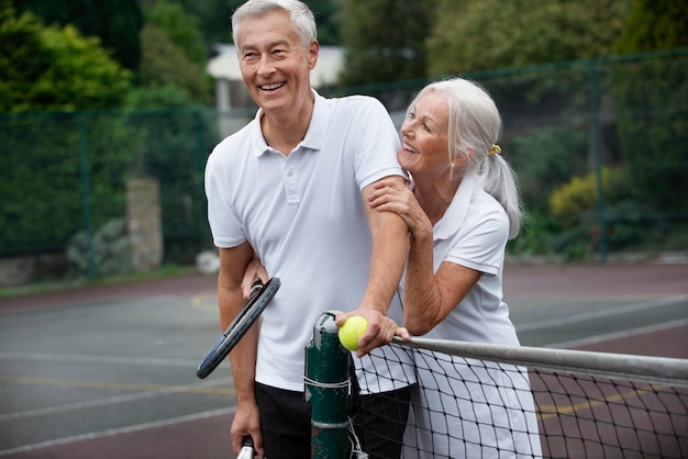 Photo gratuit personnes ayant une activité de retraite heureuse