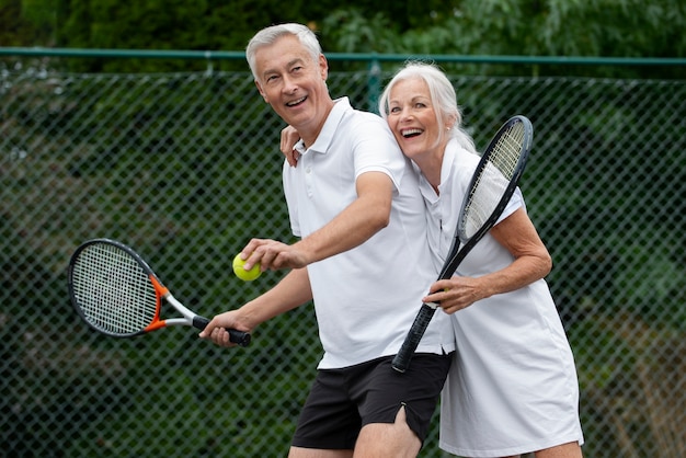 Photo gratuit personnes ayant une activité de retraite heureuse