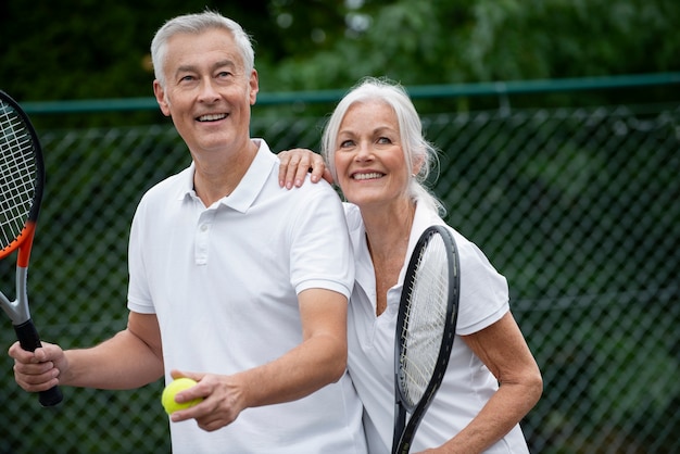 Photo gratuit personnes ayant une activité de retraite heureuse