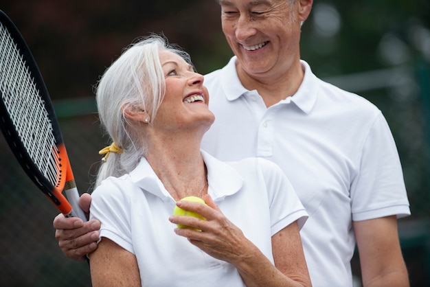 Photo gratuit personnes ayant une activité de retraite heureuse