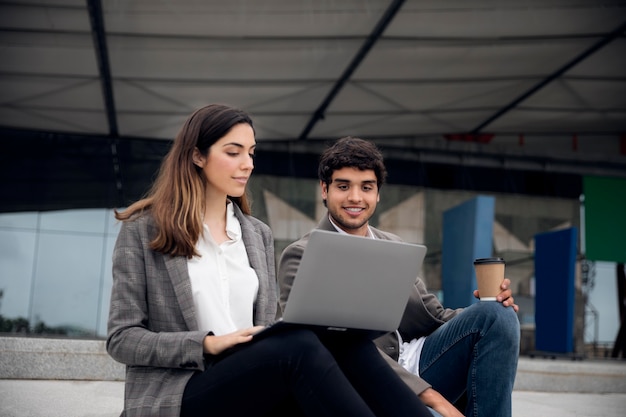 Personnes avec un coup moyen pour ordinateur portable