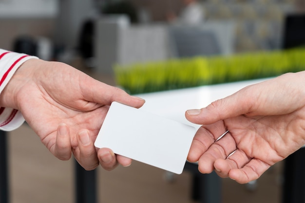 Photo gratuite personnes détenant un angle élevé de carte de visite