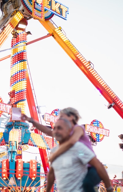 Photo gratuit personnes à faible angle s'amusant dans un parc d'attractions