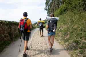 Photo gratuite personnes voyageant avec leurs sacs à dos