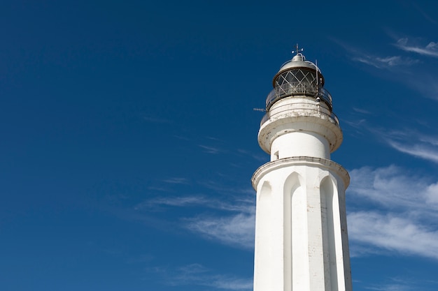 Photo gratuit un phare avec un ciel dégagé