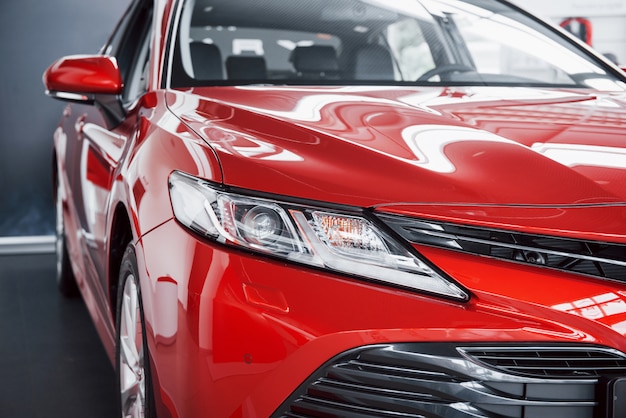 Phares de la nouvelle voiture rouge, chez le concessionnaire automobile.