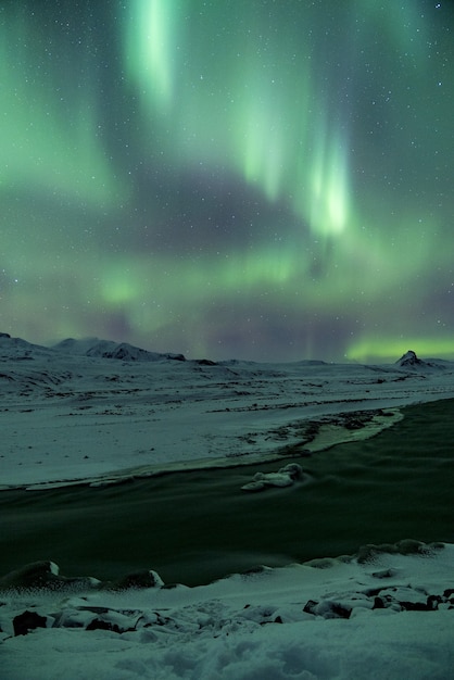 Photo gratuite phénomène de l'aurore verte