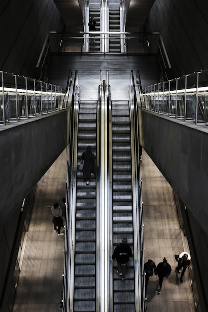 Photo gratuite photo aérienne d'un escalator dans une gare