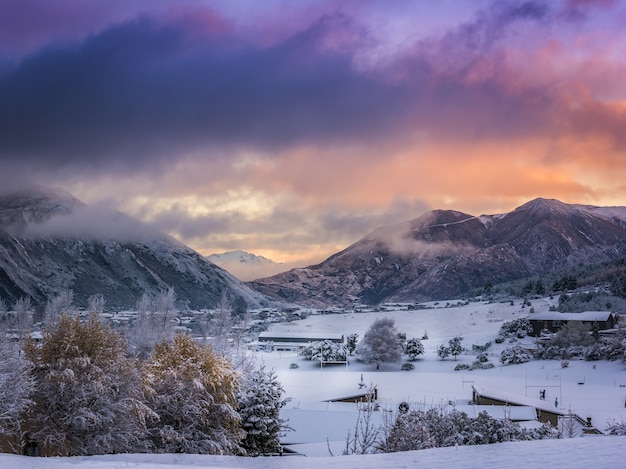 Photo gratuit photo à couper le souffle d'une chaîne de montagnes dans le village de wanaka, nouvelle-zélande