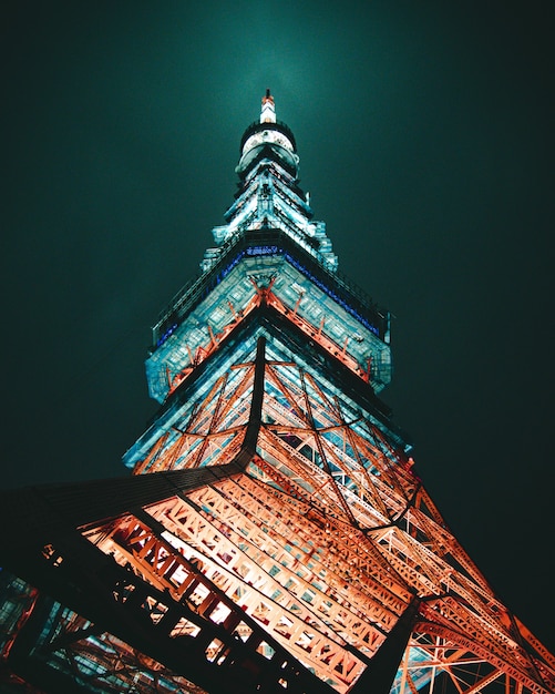 Photo gratuite photo à faible angle de la structure métallique pendant la nuit. tour de tokyo