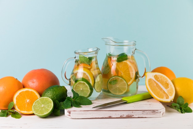 Photo gratuit pichet de limonade fait maison avec un fond bleu clair