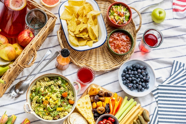 Photo gratuite pique-nique d'été avec amuse-gueules et fruits frais