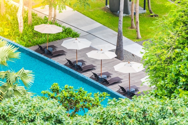 Photo gratuite piscine, des parasols et des hamacs vus d'en haut