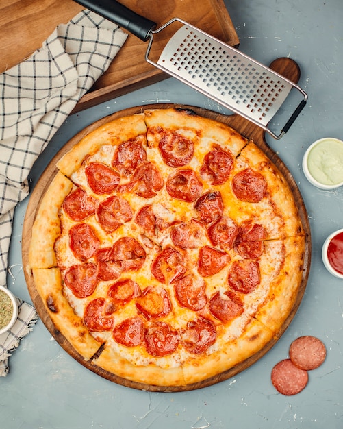 Pizza au pepperoni sur la table