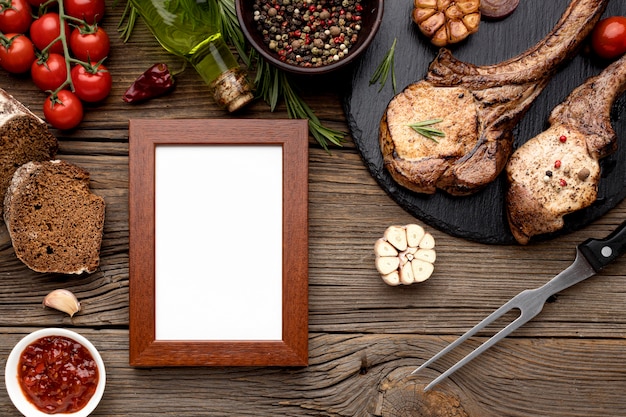 Photo gratuite planche de bois avec viande cuite et cadre