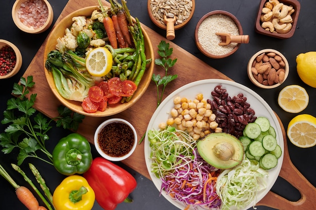 Photo gratuite plat de bol bouddha avec légumes et légumineuses. vue de dessus.