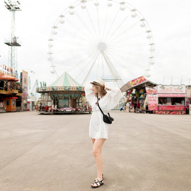 Photo gratuit plein coup de femme au parc d'attractions