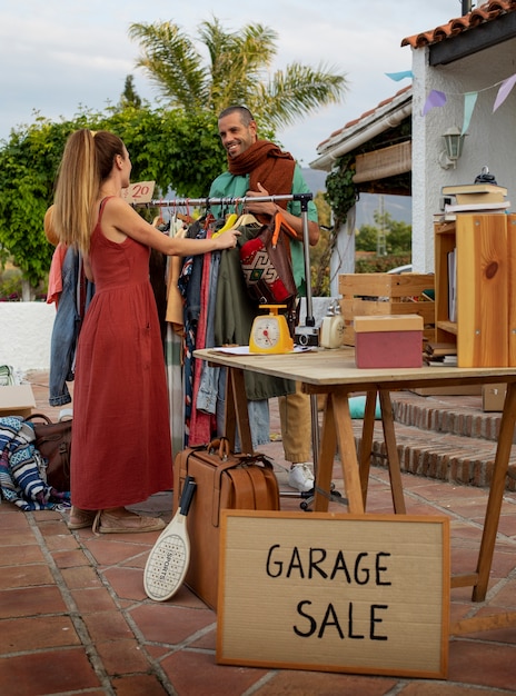 Photo gratuit plein coup homme et femme à la vente de garage