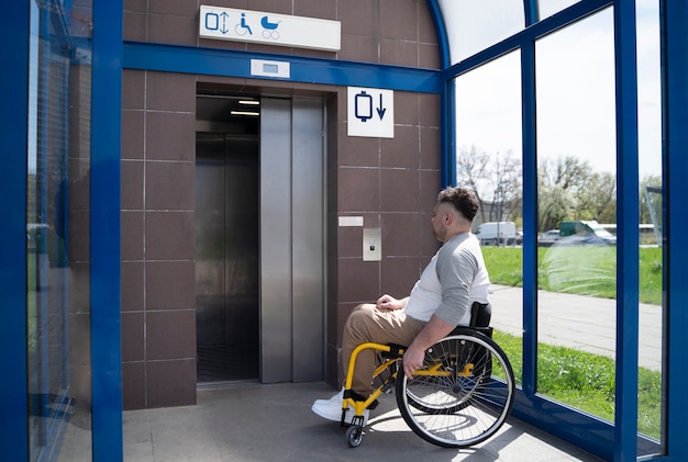 Photo gratuite plein coup homme handicapé prenant l'ascenseur