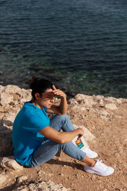 Plein coup homme seul à la plage