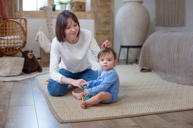 Photo gratuite plein coup smiley mère avec bébé à la maison