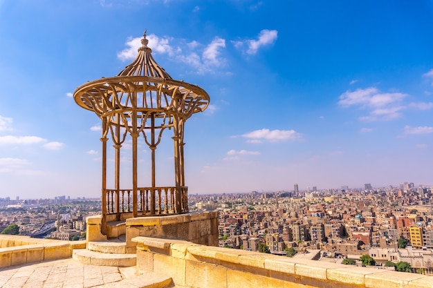 Photo gratuit point de vue de la mosquée d'albâtre sous un ciel bleu au caire, egypte