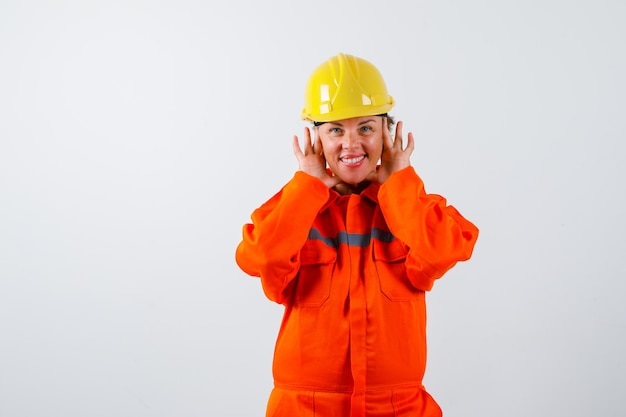 Photo gratuite pompier dans son uniforme avec un casque de sécurité