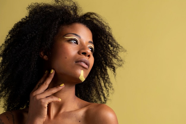 Photo gratuite portrait de beauté de femme afro avec maquillage ethnique