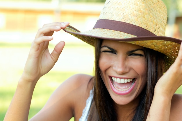 Photo gratuite portrait d'une belle femme avec un chapeau dans un parc