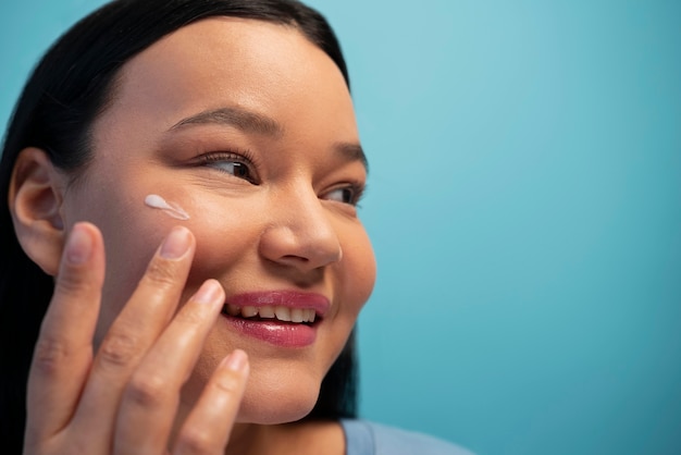 Portrait d'une belle femme pendant sa routine de soins de la peau