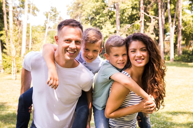 Portrait d'une famille heureuse dans le parc