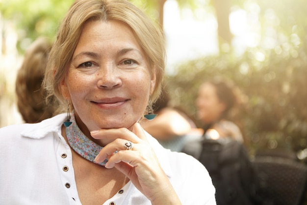 Portrait de femme âgée dans le parc