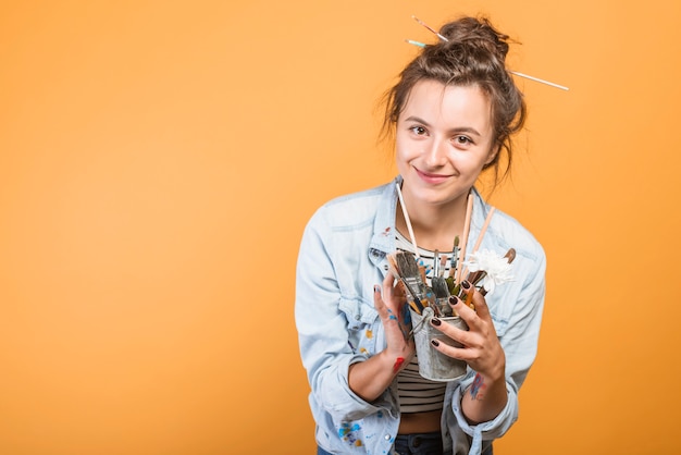 Photo gratuite portrait de femme artiste avec des pinceaux