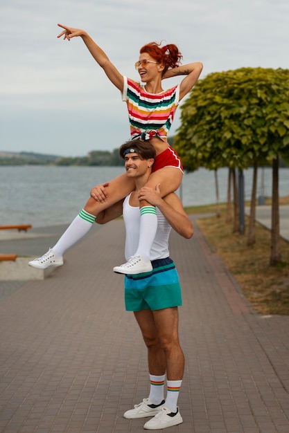 Photo gratuit portrait de femme et d'homme en été avec une esthétique des années 80