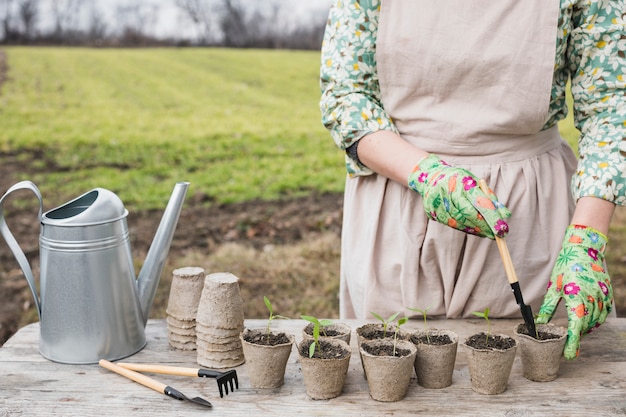 Photo gratuite portrait de femme jardinage