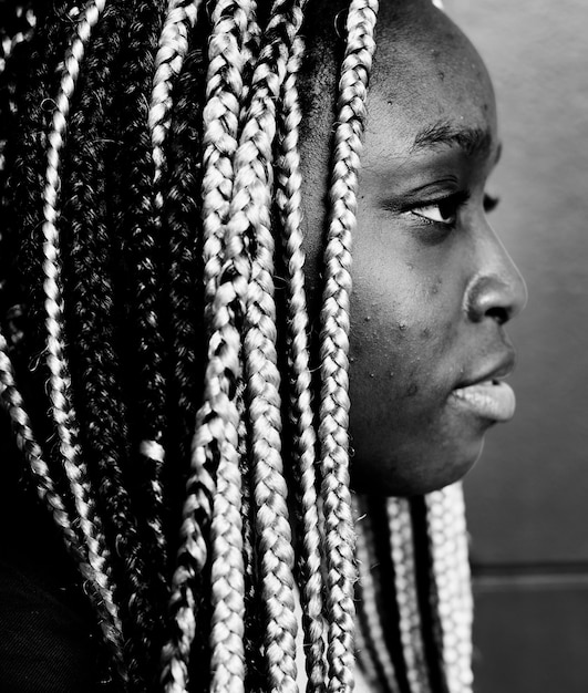 Photo gratuit portrait de femme noire avec des cheveux dreadlocks