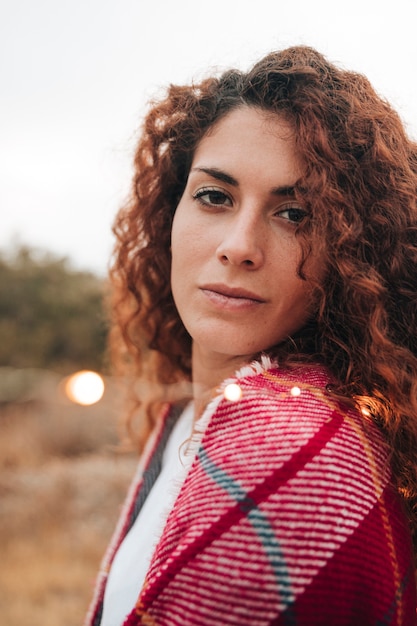 Photo gratuite portrait d'une femme rousse avec un foulard