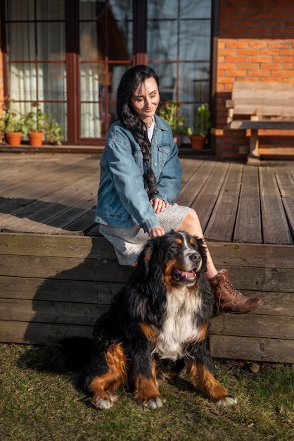 Photo gratuit portrait de femme souriante avec chien