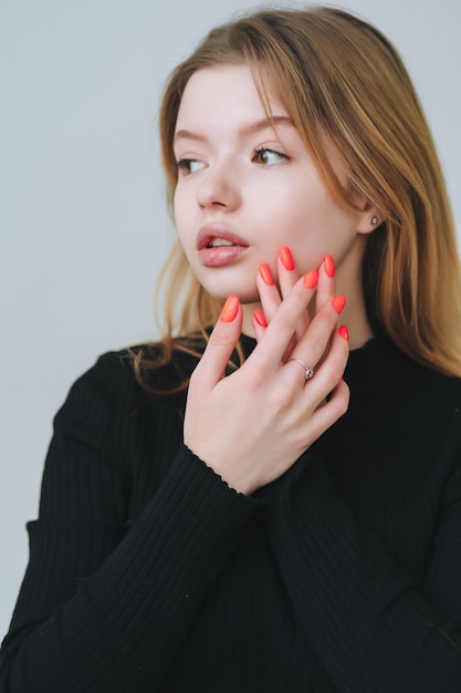 Photo gratuite portrait d'une femme très souriante posant isolé