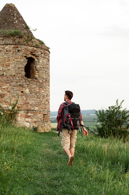 Photo gratuite portrait homme visitant le château