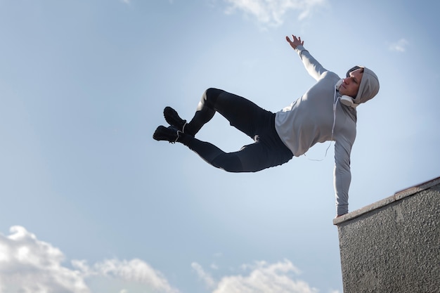 Portrait de jeune homme faisant du parkour